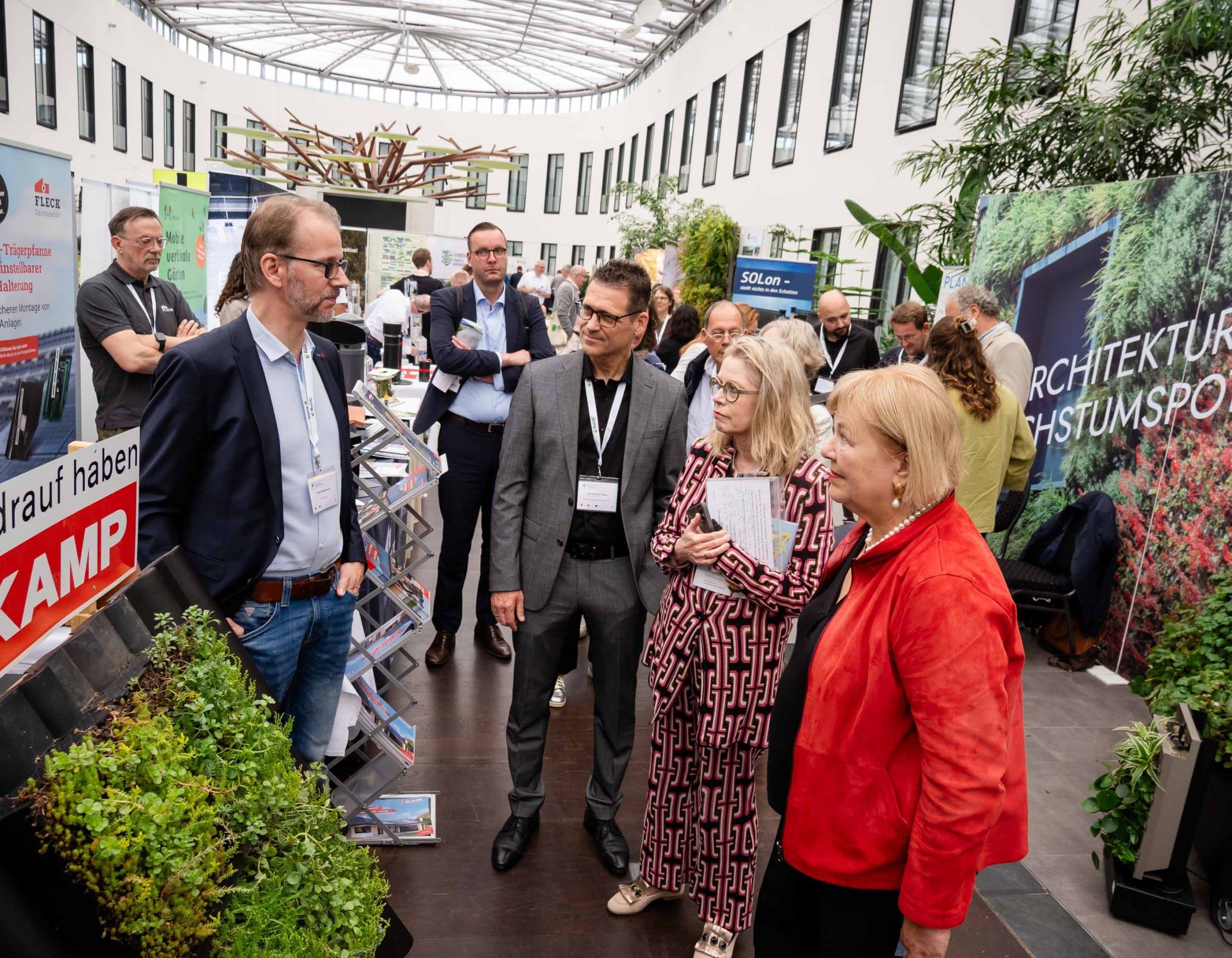 1. Ute Bonde, Berliner Umweltsenatorin, Bettina Hagedorn, Parlamentarische Staatssekretärin im Bundesumweltministerium, und Dr. Gunter Mann, BuGG-Präsident, beim Rundgang über die Fachausstellung. Hagedorn: „Die Innovationskraft des deutschen Mittelstandes zeigt sich dort.“ Quelle: Bundesverband GebäudeGrün e.V.