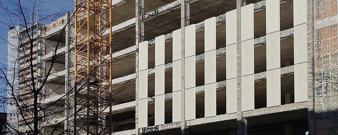 Montage von Fassaden-Sandwichelementen in der Gebäudemodernisierung; Quelle: kbp Kauer – Brodmeier – Peter Architekten & Ingenieure / Roland Krippner