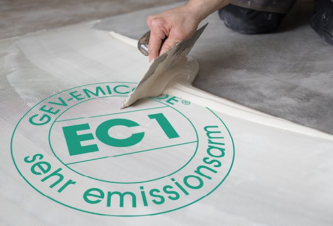 EMICODE zertifizierte Bauprodukte dienen schon bei der Verarbeitung der Gesundheit. (Foto: GEV/Iris Pohl)