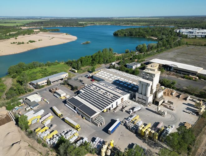 Bei SAKRET setzt man auf Photovoltaik. Hier das Werk Riesa in Sachsen aus der Vogelperspektive Foto: SAKRET