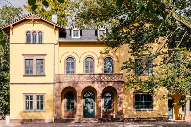 Das Waldschlösschen Rochlitz in Sachsen wurde mit handwerklicher Expertise und SAKRET-System-Baustoffen denkmalgerecht saniert – ein Vorzeigeprojekt für Denkmalschutz und nachhaltige Baukunst. Fotos: SAKRET