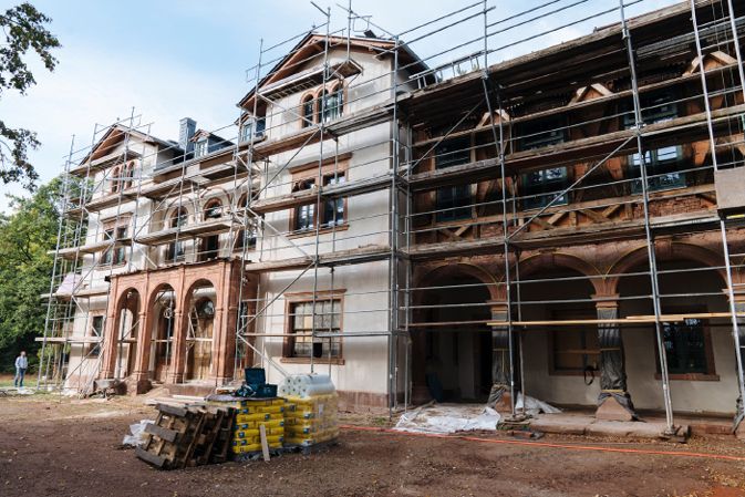 Das Waldschlösschen Rochlitz in Sachsen wurde mit handwerklicher Expertise und SAKRET-System-Baustoffen denkmalgerecht saniert – ein Vorzeigeprojekt für Denkmalschutz und nachhaltige Baukunst. Fotos: SAKRET
