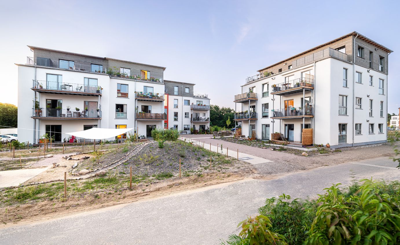 So geht klimafreundlicher Neubau: Wohnanlage querbeet; viergeschossig in Holz, Lehm und Stroh im Lüneburger Hanse­viertel auf dem Gelände der ehemaligen Schlieffen-Kaserne, deren Bestand teilweise umgenutzt wurde.