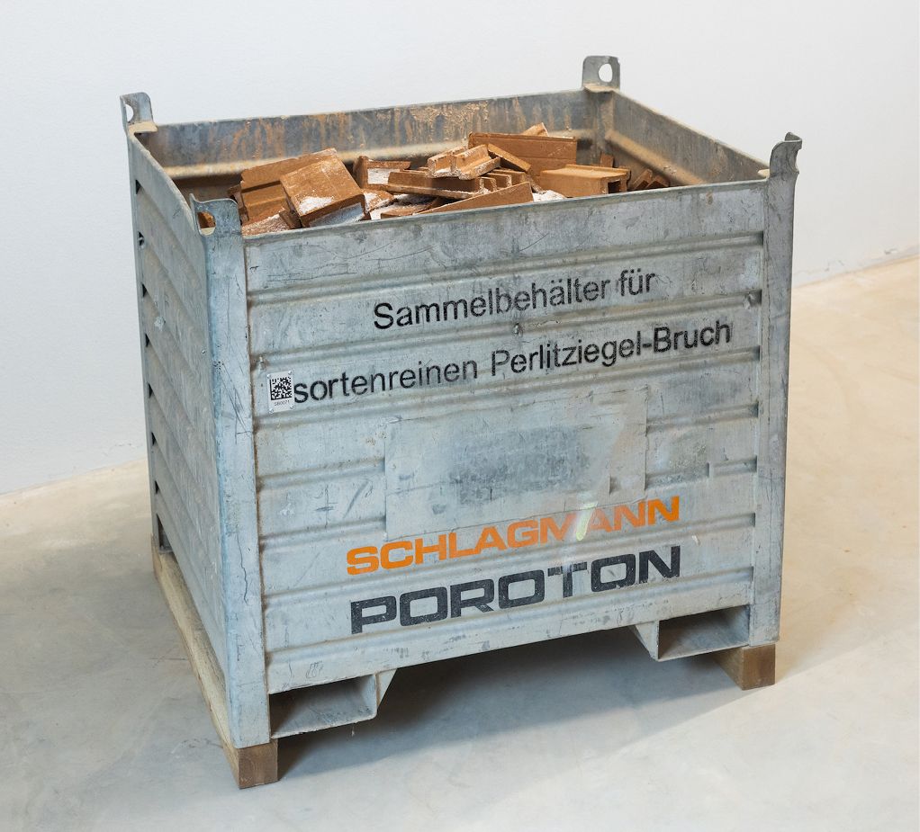 Bild 2 Sammelbehälter von Baustellen mit Ziegelverschnitt