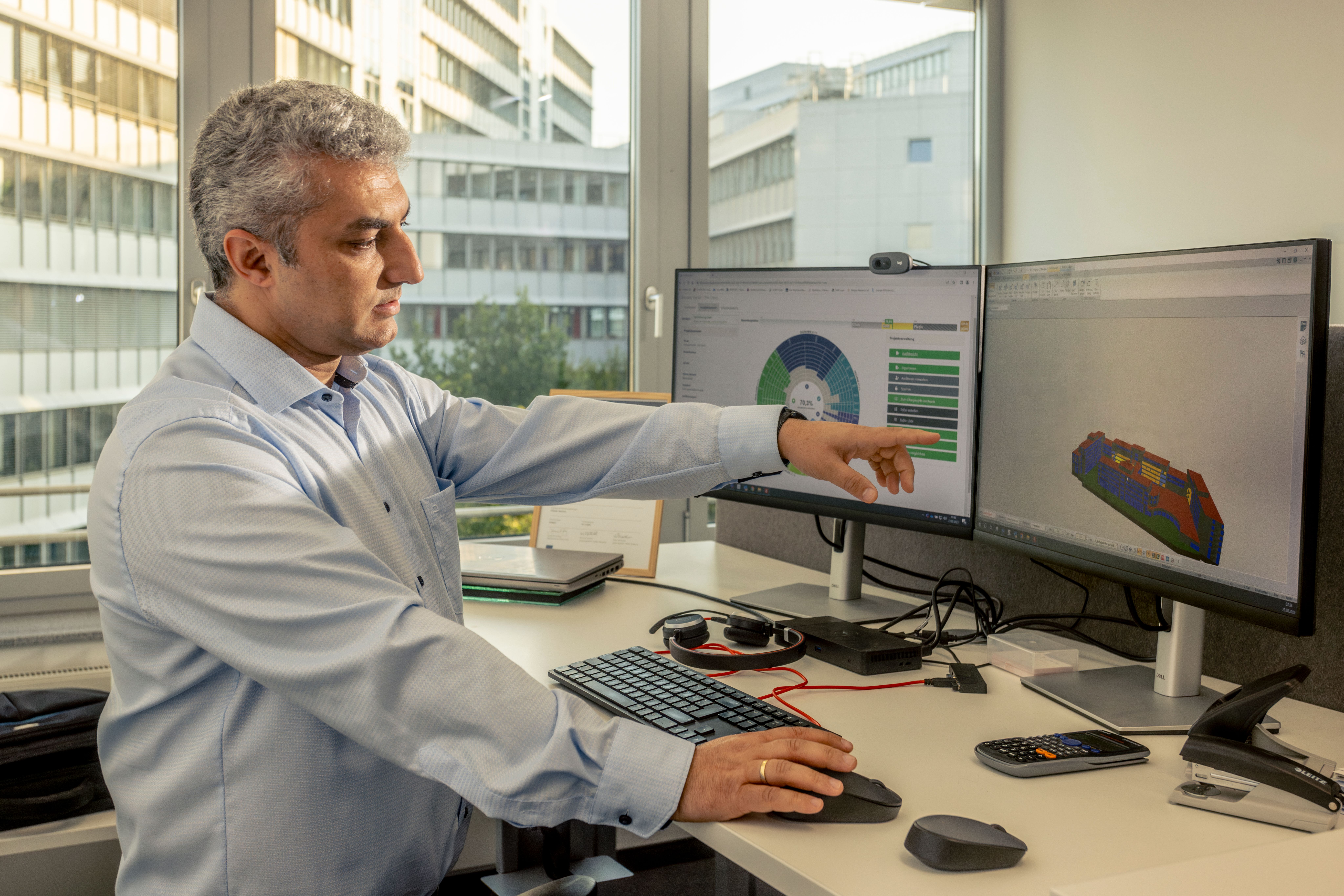 Schueßler Plan Headoffice Duesseldorf. Pejman Peyvandi an seinem Arbeitsplatz