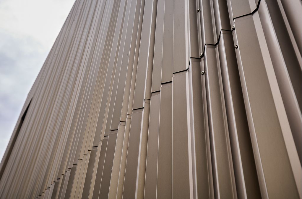 Bild 2 Die gekanteten Aluminiumprofile des Systems Kalzip FlexForm® Ultra verleihen dem Gebäude reliefartige Strukturen, klare Linien und ein rhythmisches Fassadenbild. Foto: Kalzip GmbH