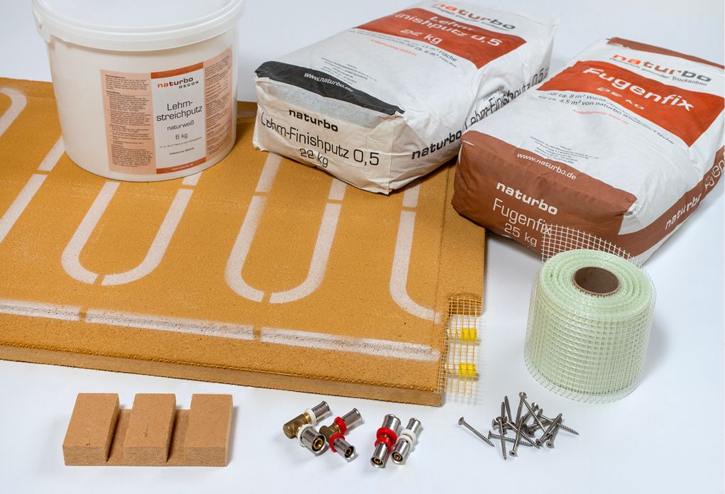 Bild 3 Das Lehmputz-Trockenbausystem naturbo mit Trägerplatten aus Holzweichfaser inklusive Heizrohrschlangen und werkseitig aufgetragenem Lehmputz. Als Finish bietet naturbo Lehmputz, Lehmfarbe und Farbpigmente an. Quelle: naturbo