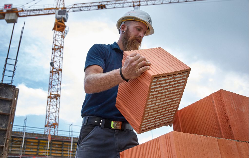 Bild 2 Nicht nur die Ziegel entwickelten sich in den letzten 25 Jahren weiter. Auch die Verarbeitung auf der Baustelle wurde ressourcenschonender, schneller und effizienter. Quelle: Schlagmann Poroton