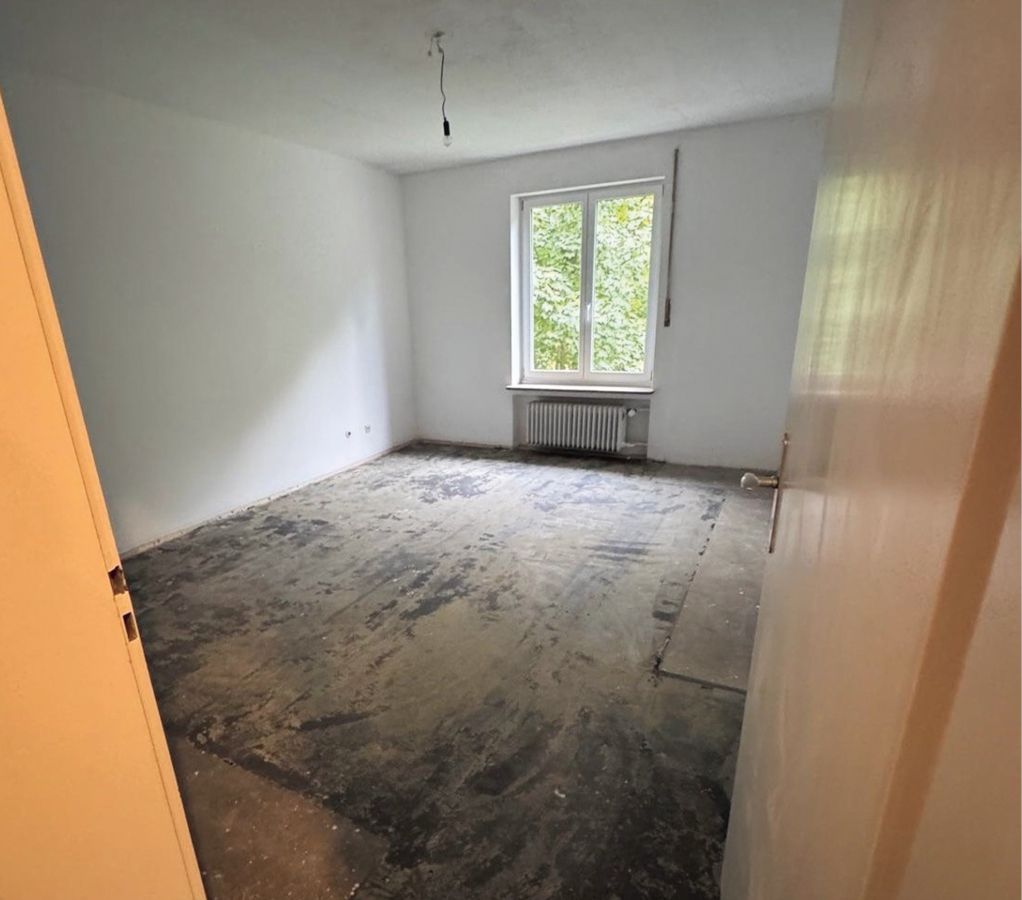 Bild 1 Zimmer einer Doppelhaushälfte aus den 50er-Jahren in München-Großhadern, in dem anhaftende Reste einer schwarzen teerölhaltigen Masse entdeckt wurden. Quelle: Valutect