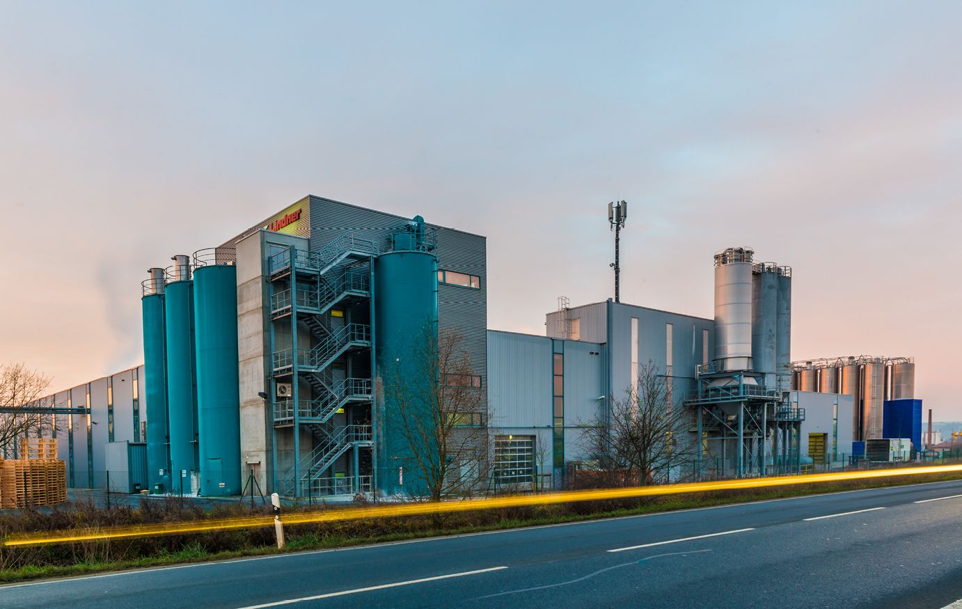 Beispiel: Lindner nimmt Gipskarton- und Gipsfaserabfälle zurück und recycelt diese in einem patentiertem Verfahren im Werk in Dettelbach. Quelle: www.Lindner-Group.com