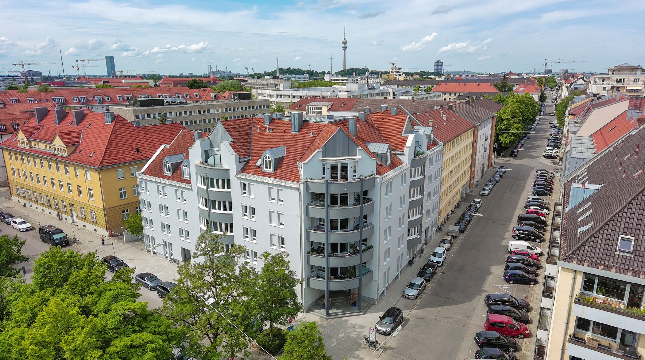 Bild 1 Sicht von oben auf die insgesamt 5 Wohneinheiten auf rund 3.300 mumfassende Wohnanlage Winzerstraße 1/3 und Heß­straße 10 (Foto: Michael Voit)