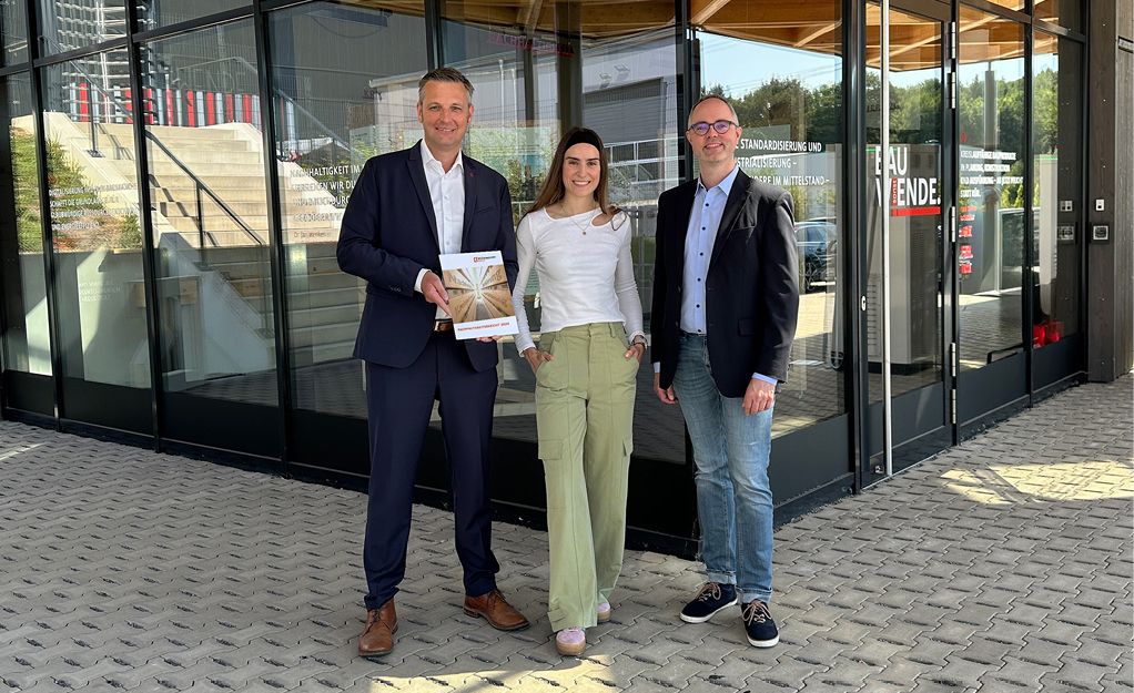 Bild 2 Stellen den Nachhaltigkeitsbericht 2024 der Brüninghoff Group vor: Frank Steffens, CEO bei Brüninghoff, Isabelle Rumpenhorst, Referentin für Nachhaltigkeit, und Dr. Jan Wenker, Group Director Sustainability und Innovation. (Foto: Brüninghoff)