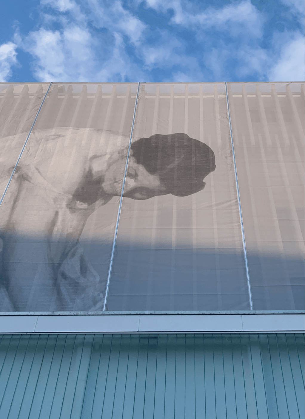 Bild 1 Ein Ausschnitt aus Manets Frühstück im Freien auf der Fassade aus transparentem Gewebe Quelle: Iannone/Heyer