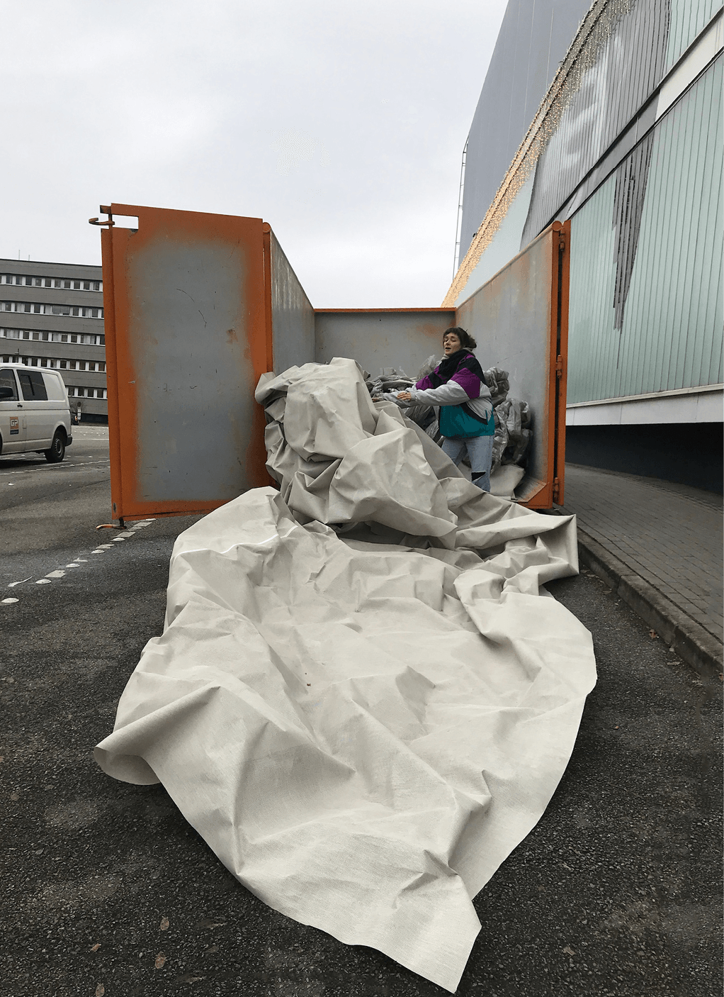 Bild 2 Aus dem Baucontainer können mehrere Textilknäuel geborgen werden Quelle: Iannone/Heyer