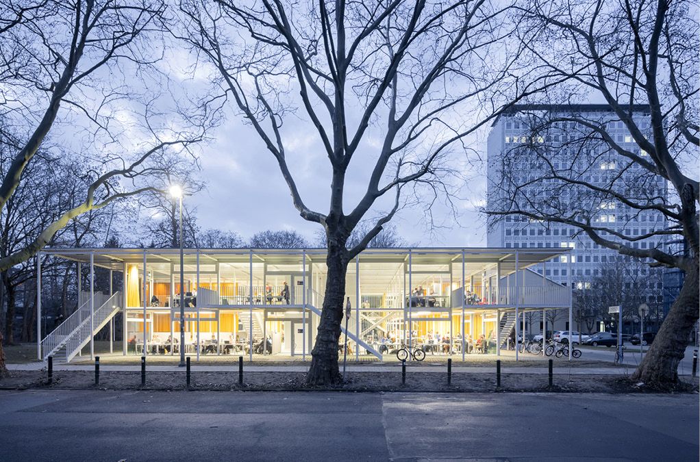 Bild 4 Offene Gestaltung des Campusgebäudes durch eine umlaufende Glasfassade Quelle: Iwan Baan