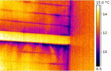 Bild 4 Unterdruckmessung: beide Aufnahmen zeigen als Normal- und Wärmebild ungefähr den gleichen Deckenausschnitt einer luftdurchströmten obersten Geschossdecke; auf dem Wärmebild (Thermogramm) zeigen die dunklen (kühlen) Stellen an, wo die Luft während des BlowerDoor-Tests einströmt