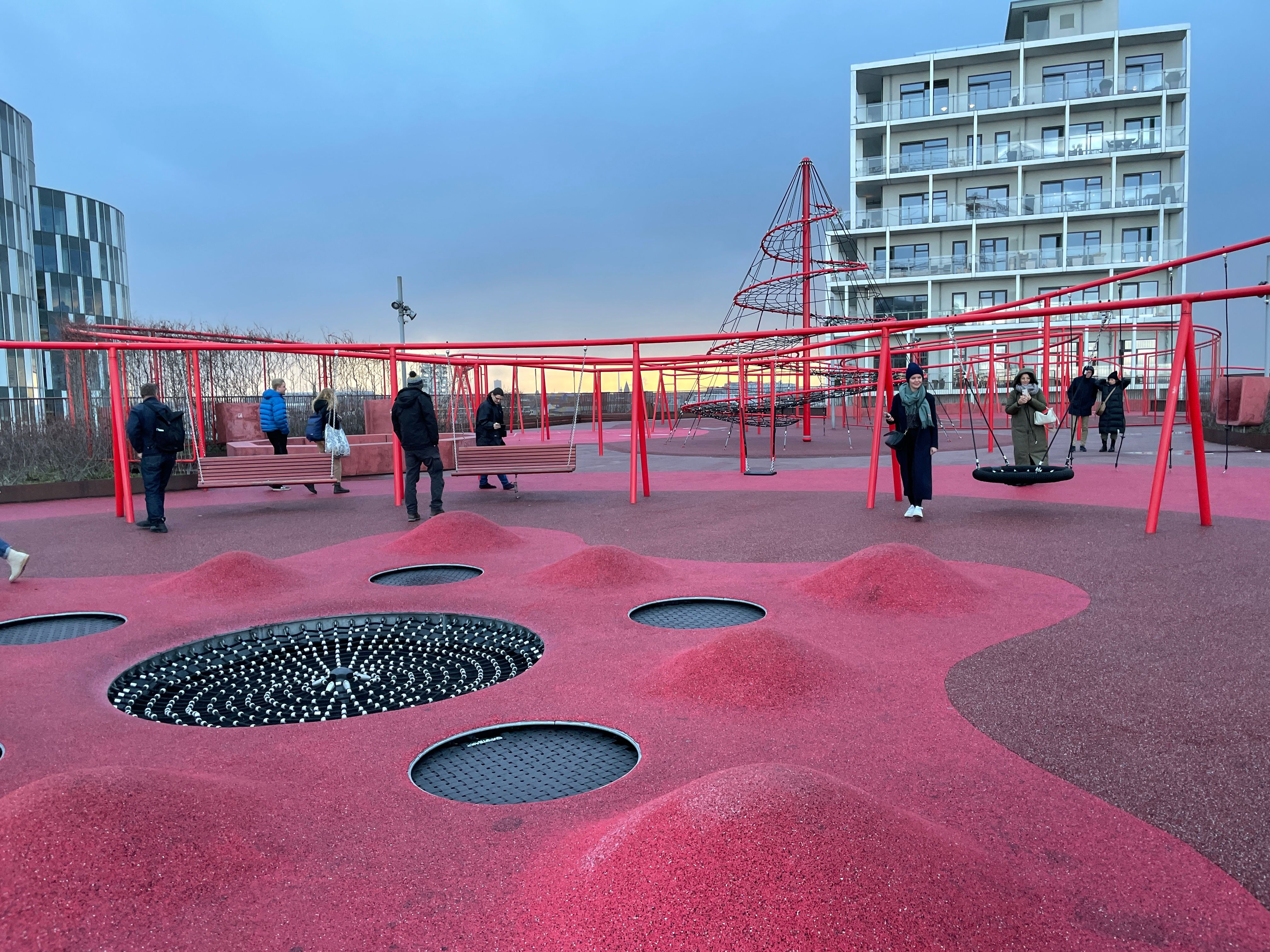 Bild 9 Bespielte und frei zugängliche Dachfläche auf dem Parking House Lüders; Architektur: JAJA Arkitekter Quelle: Stefanie Weidner
