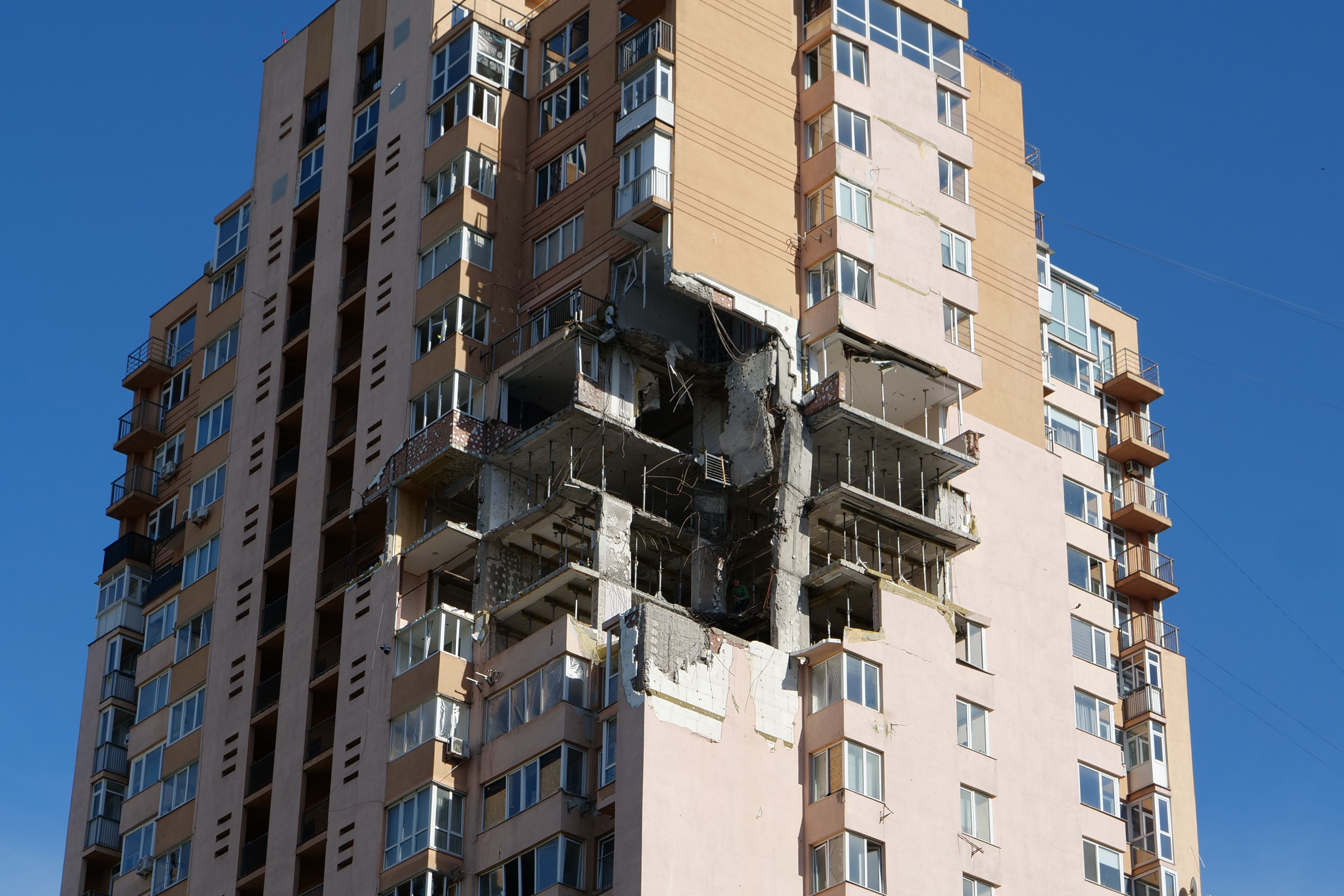 Durch eine russische Rakete beschädigtes Wohnge Stockbäude in Kyiv Quelle: Adobe