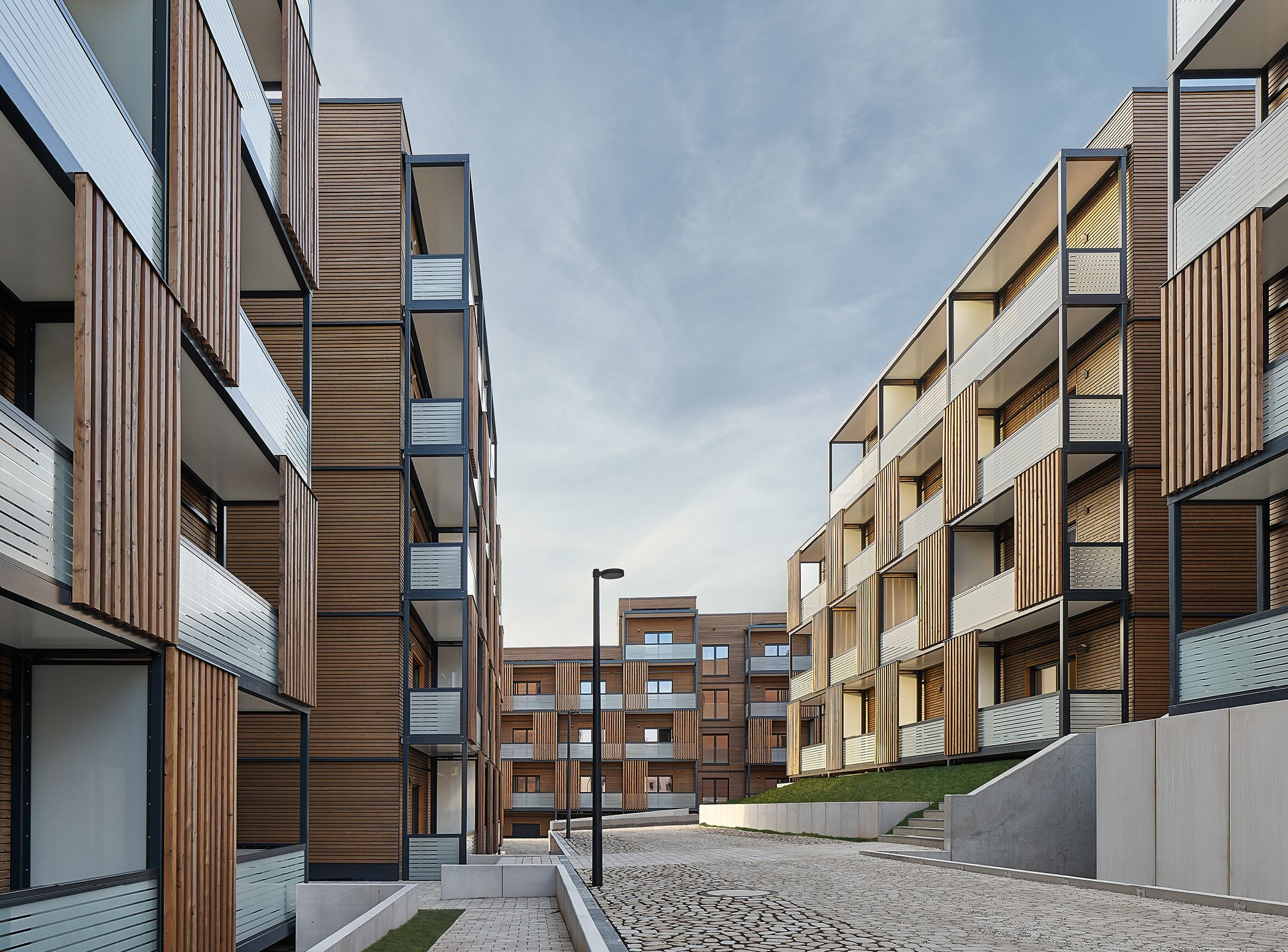 Im Prießnitzweg in Stuttgart-Bad Cannstatt entsteht derzeit eines der größten Holzmodul-Wohnprojekte Deutschlands; die ersten 157 Wohnungen sind bereits fertig Quelle: Zooey Braun