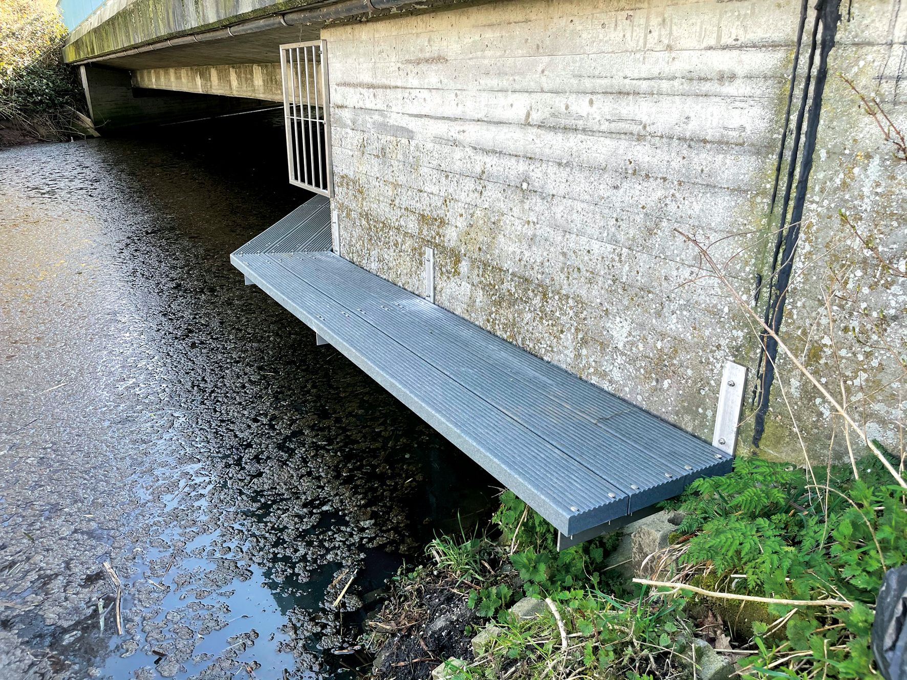 Fischotterlaufbretter an einem Fließgewässer