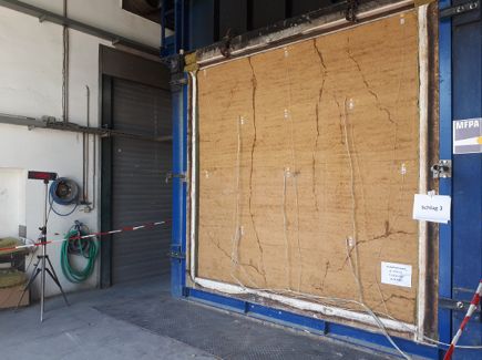 Bild 16 Brandversuch Lehmwand an der MFPA Leipzig GmbH aus Forschungsprojekt Ecosights (gefördert durch DBU Deutsche Bundesstiftung Umwelt, AZ 35442/02-25) zum Museumsneubau im LWL-Freilichtmuseum Detmold