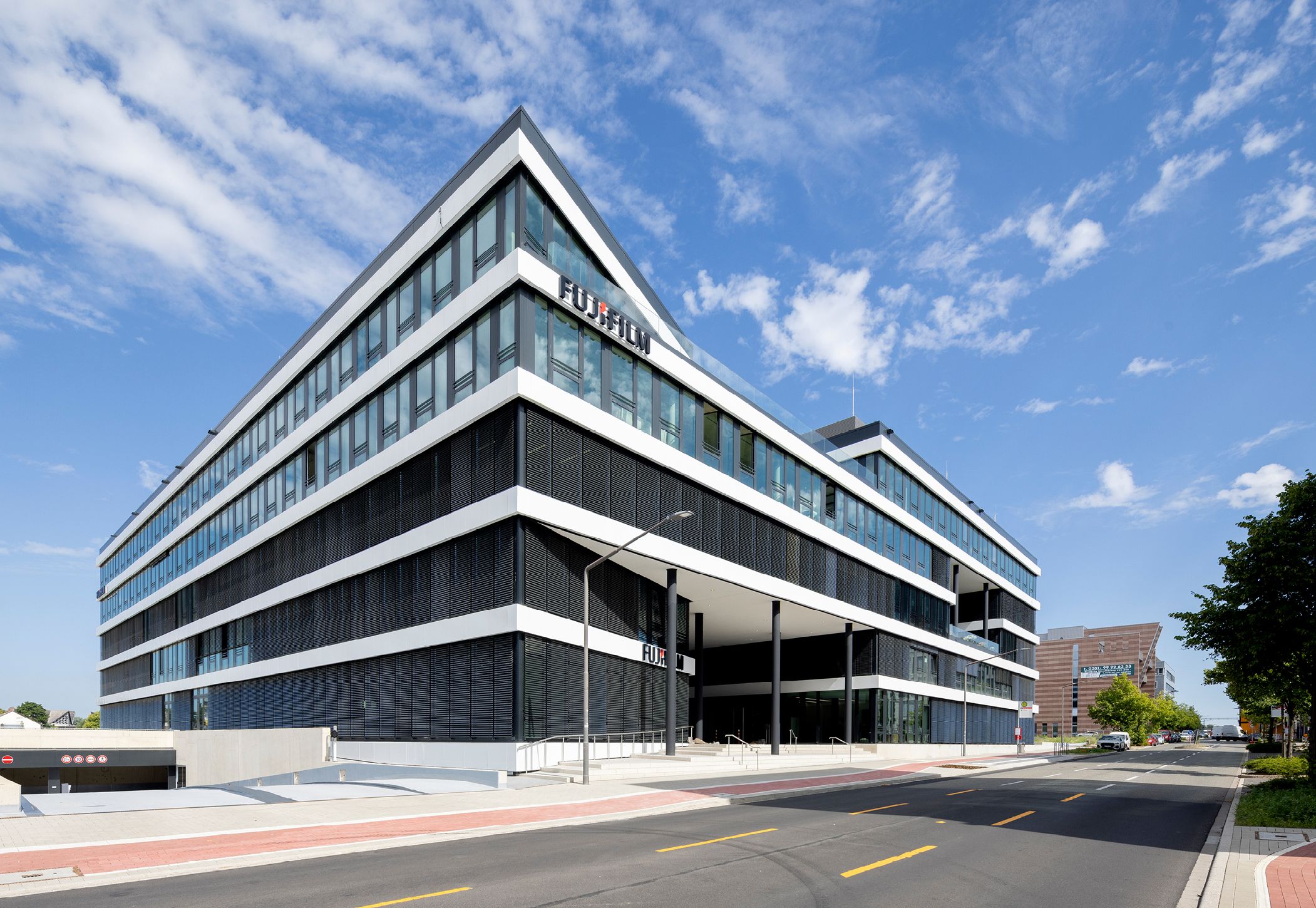 Im Schwarzbach-Quartier in Ratingen hat das Unternehmen Fujifilm drei Etagen des neuen Bürogebäudes The Squaire bezogen; zu dem modernen Gebäude gehört auch eine Tiefgarage Quelle: DISBON/Andreas Wiese