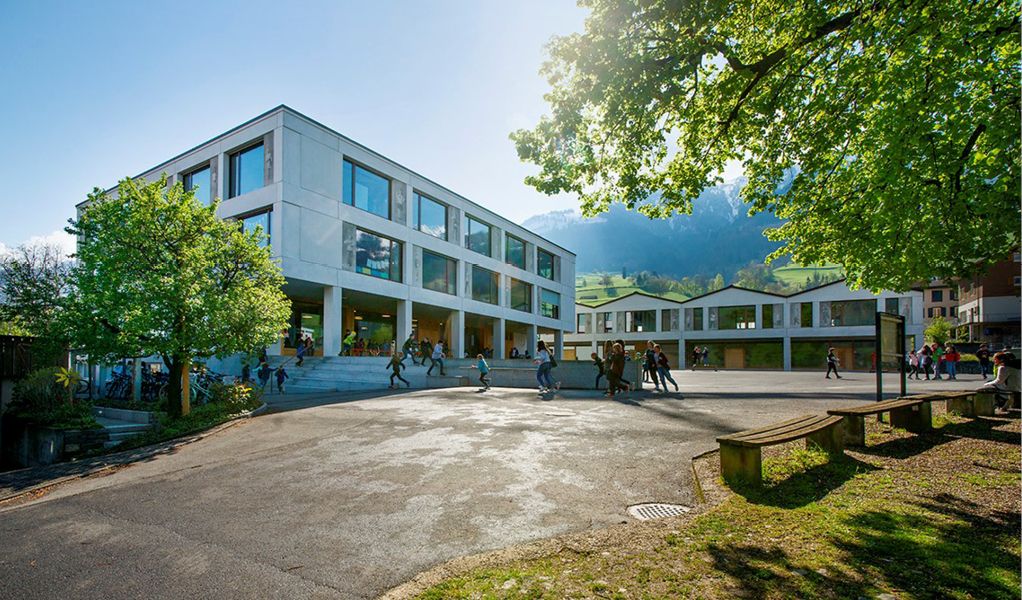 Bild 1 Mithilfe von Fabrino Fotobeton erstrahlt das Schweizer Schulhaus Türli