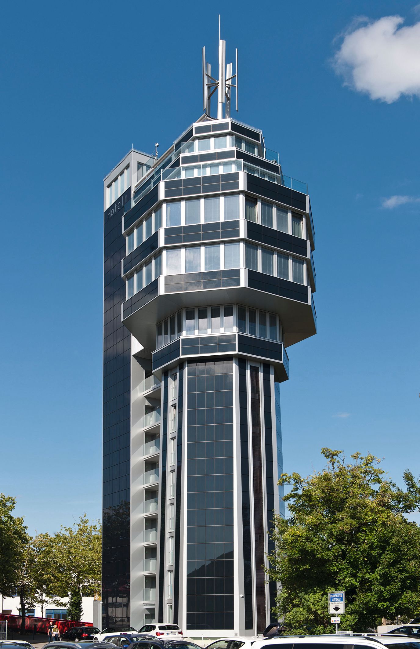 Bild 1 Als erstes Nullenergiehochhaus der Welt versorgt sich das Designhotel aquaTurm in Radolfzell am Bodensee vollständig selbst mit Energie Quelle: aquaTurm