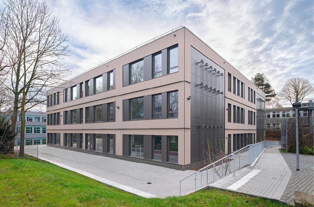 Bild 2 Mit grünem Stahl, wie er erstmals beim Heisenberg-Gymnasium für die Herstellung der ALHO Raummodule eingesetzt wurde, wird noch mehr CO2 eingespart