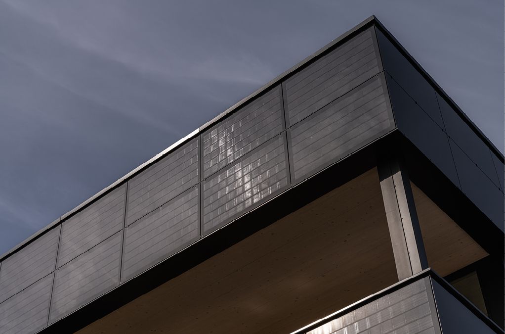 Bild 2 Eine 70-kWp-Photovoltaikanlage, die in die Brüstungselemente der Fassade integriert wurde