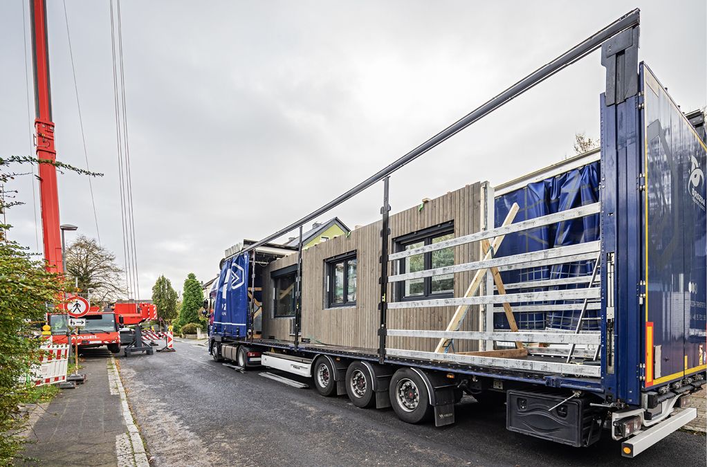 Bild 2 Anlieferung der Elemente mit eingebauten Fenstern Quelle: ecoworks