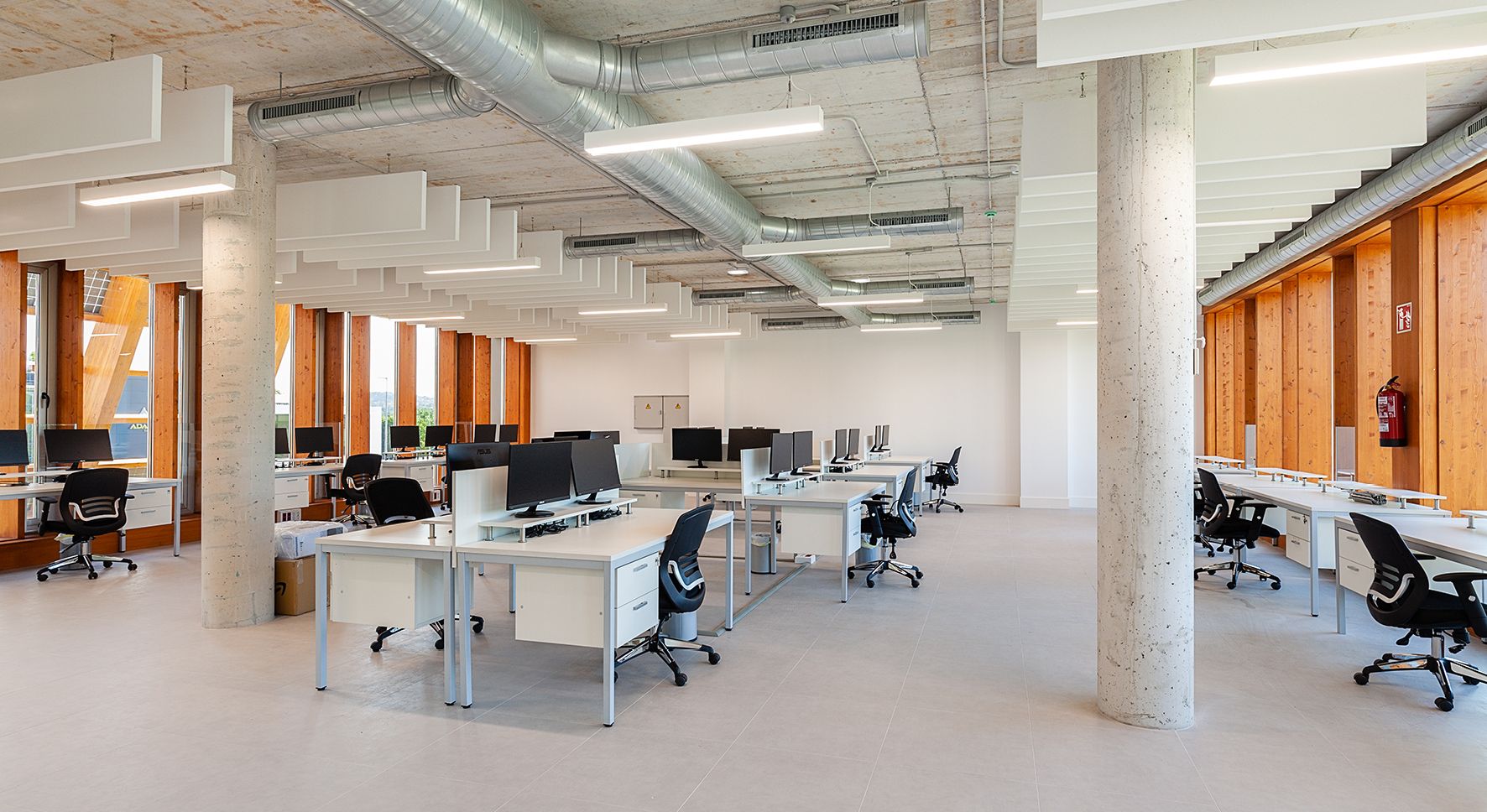 Durch die Kombination von aktiven und passiven Heizungssystemen entsteht eine angenehme Arbeitsumgebung Quelle: EMASE Arquitectura