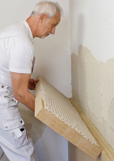Bild 3 Schlank sowie einfach und schnell umsetzbar: robuste Holzfaser-Dämmplatten werden vollflächig auf die Bestandswand geklebt und dann raumseitig verputzt Quelle: STEICO