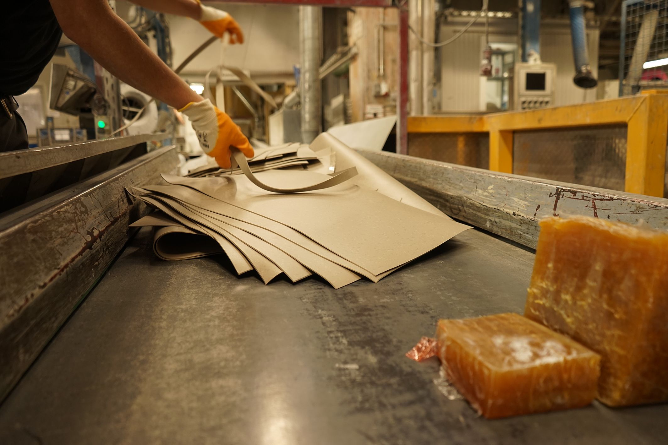 Bild 3 Die Verschnittreste wurden in den Produktionskreislauf zurückgeführt und zur Herstellung neuer, hochwertiger Bodenbeläge eingesetzt