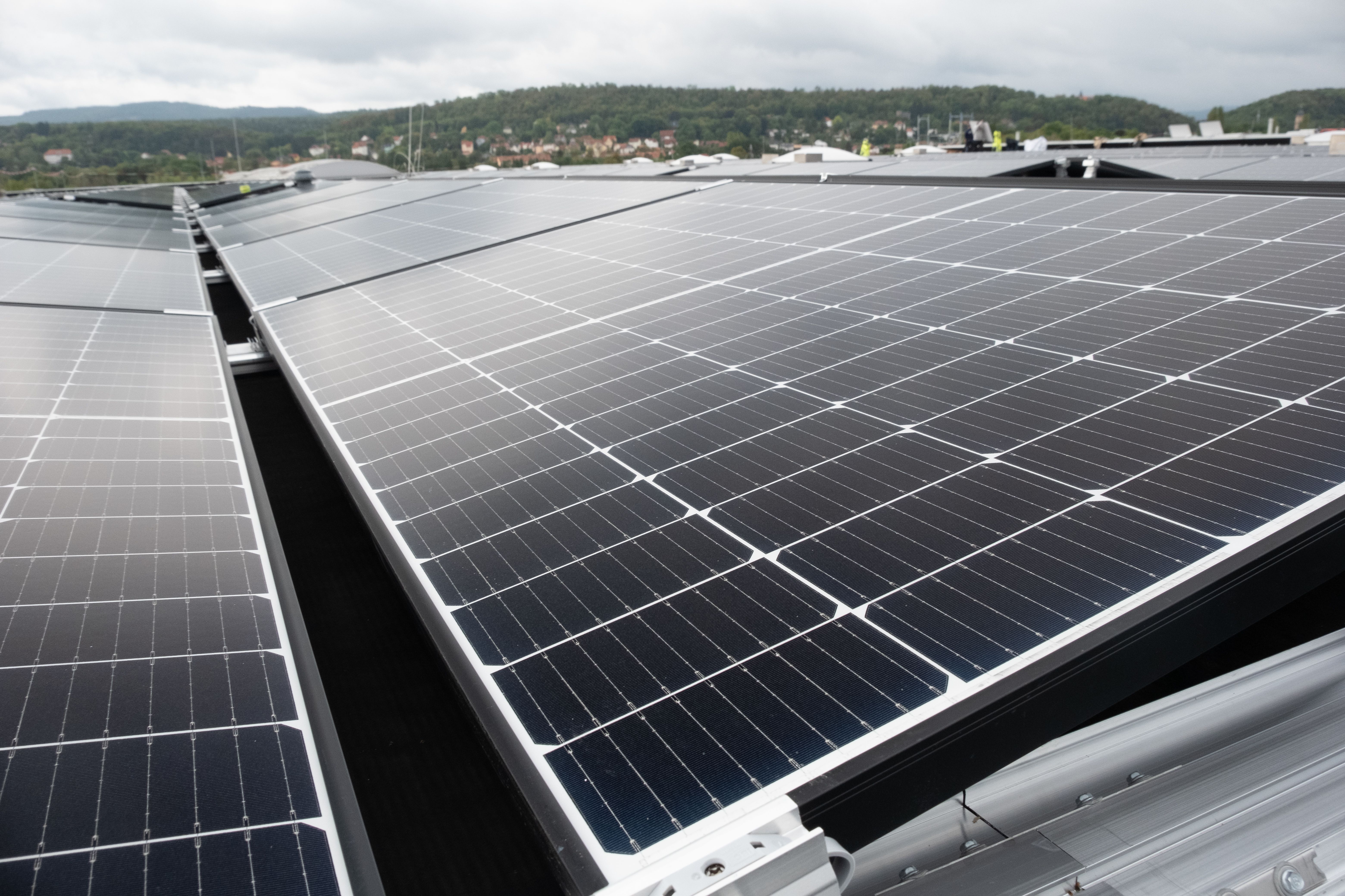 Bild 3 Große Dachfläche mit Installation einer PV- oder Solaranlage zur Erzeugung regenerativer Energie
