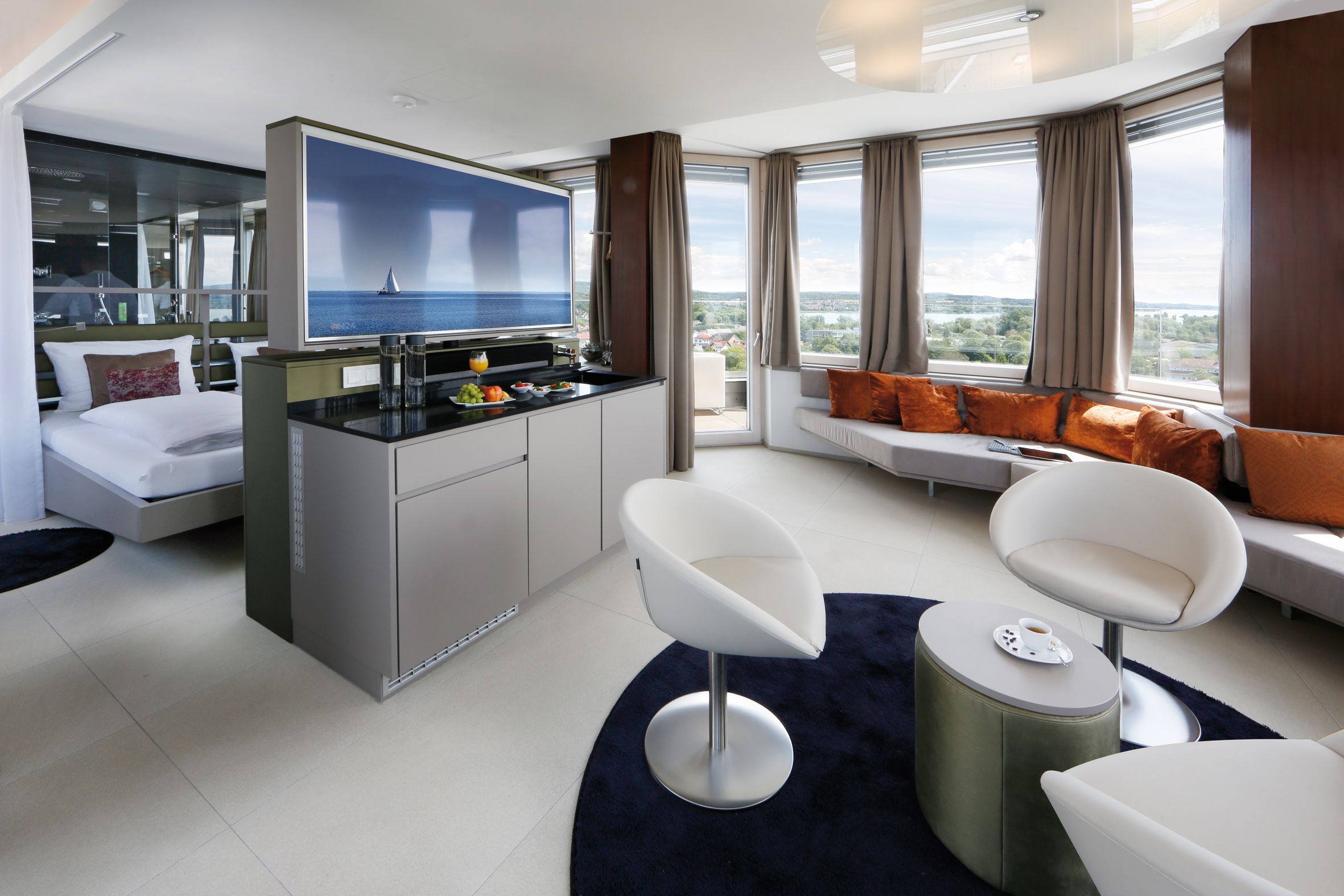 Bild 4 Das aus der Bausubstanz eines mehr als 60 Jahre alten Wasserturms entstandene Designhotel versorgt sich mithilfe von Solar- und Geothermie sowie Windkraft und Photovoltaik zu 100 % selbst mit Energie Quelle: aquaTurm