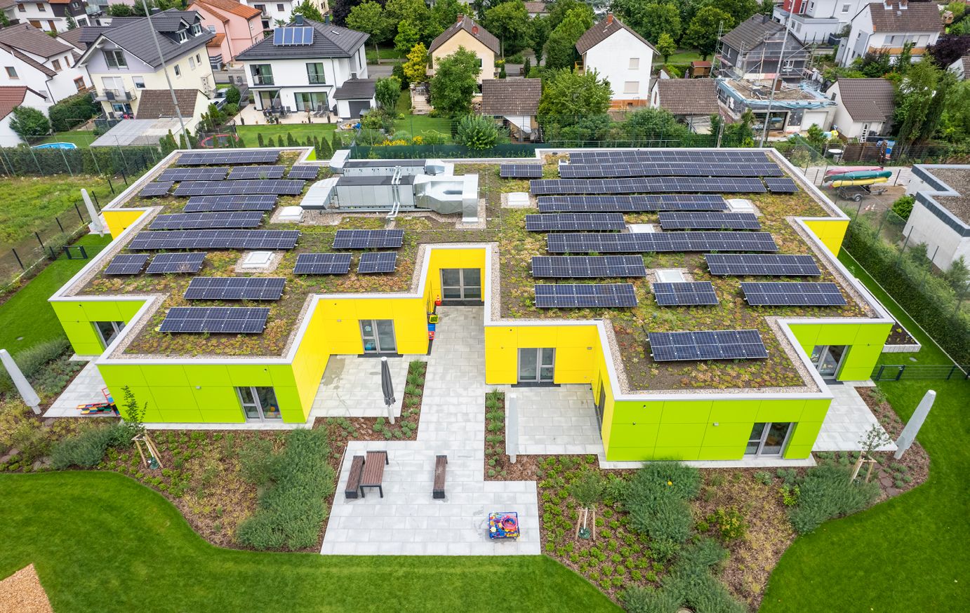 Bild 4 Ein Gründach schafft Biodiversität, Lebensraum für Insekten und Nahrungsquellen für Vögel; die Integration von Photovoltaik oder Solarthermie ist problemlos möglich Quelle: ALHO Unternehmensgruppe