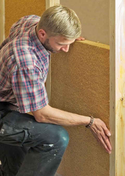 Bild 4 Wenn Bilder o. Ä. befestigbar sein sollen, werden Wandständer montiert, die Gefache mit flexiblen Holzfaser-Dämmmatten gefüllt und mit tragfähigen Platten verschlossen