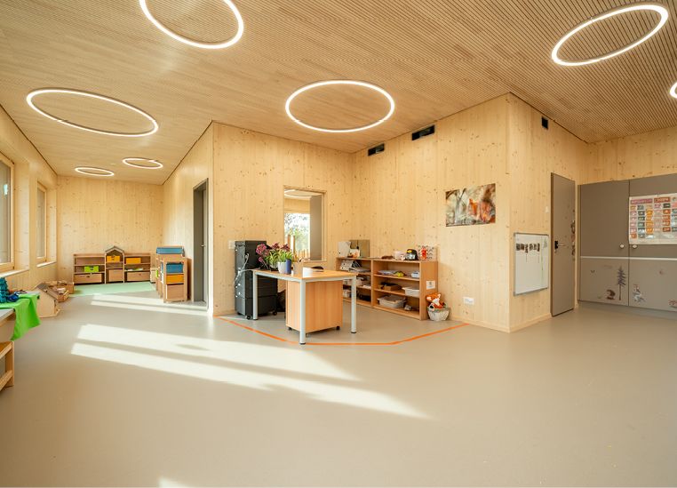 Bild 3 Die Städtische Kindertageseinrichtung Herkenweg wurde als erstes Gebäude im neu entwickelten ALHO Holz-Hybridbausystem aus Stahl und Holz realisiert