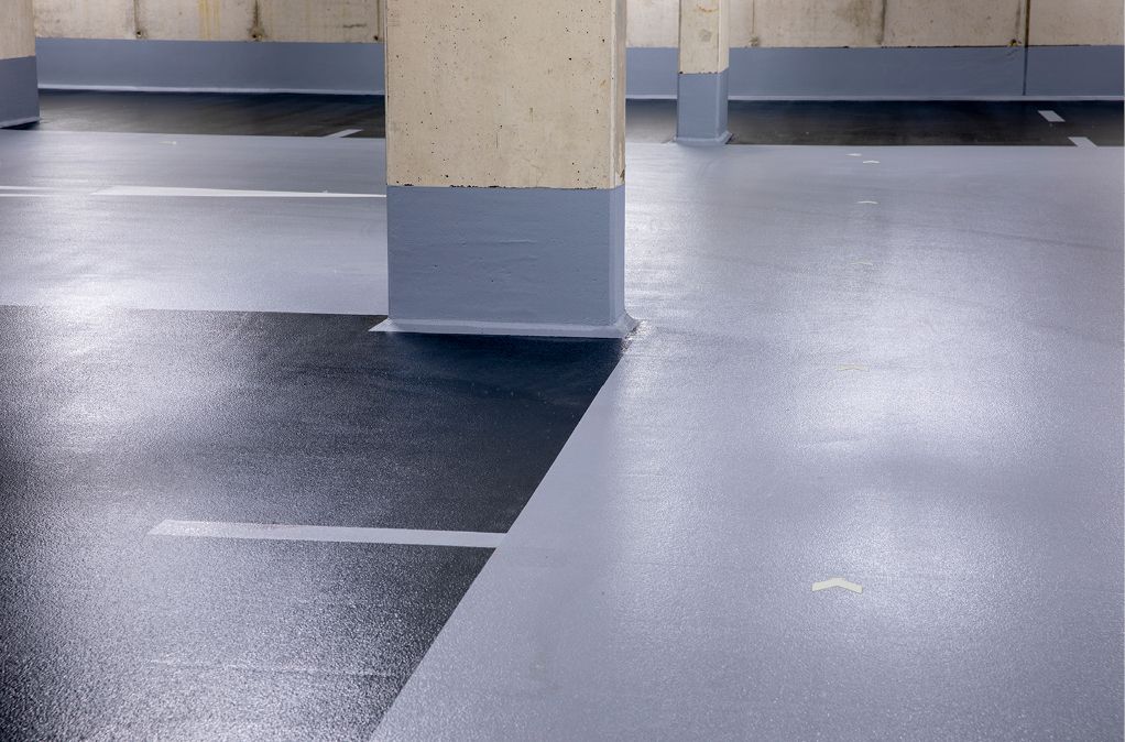 Unterschiedliche Bodenmarkierungen in Grau und Anthrazit erleichtern die Orientierung auf den Parkdecks der Tiefgarage Quelle: DISBON/Andreas Wiese