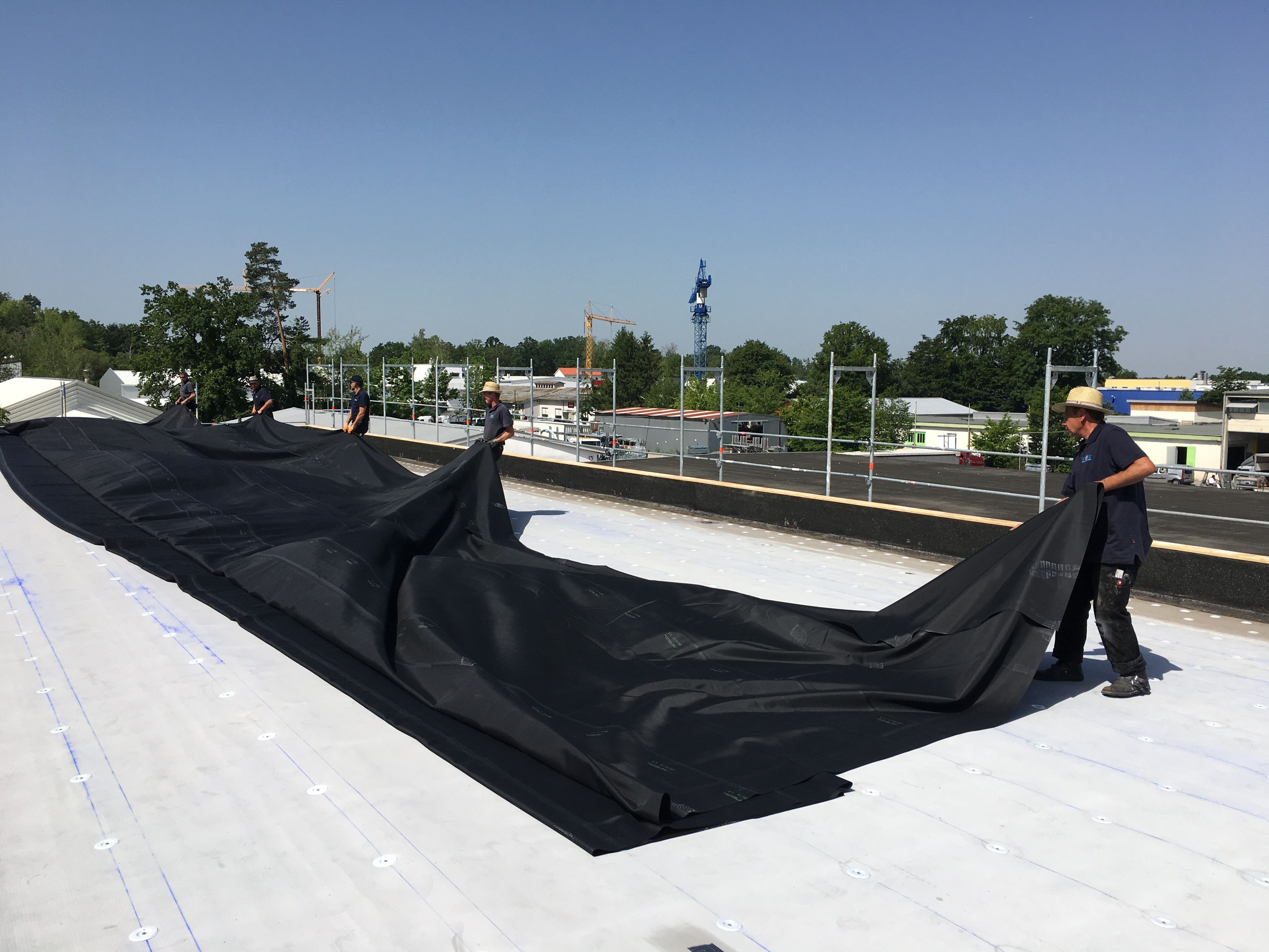 Bild 6 Direktsanierung auf PVC ohne vorherige Demontage und Entsorgung der Altabdichtung mit HERTALAN® EPDM-Planen und Induktionsverschweißung
