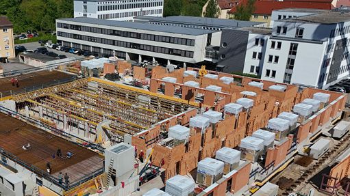 Bild 1 Das Grundstück in der Poststraße Deggendorf wurde bereits 2015 erworben. Die Fertigstellung ist für den Sommer 2026 geplant, sodass die geförderten Appartements rechtzeitig zum Ausbildungsbeginn sowie zum Wintersemester 2026/27 bezogen werden können. (Quelle: Schlagmann Poroton)