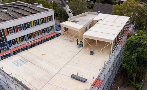 Bild 1 Westflügel des dreigeschossigen Erweiterungsneubaus in Holzmodulbauweise der Michaelschule in Rheine (Quelle: Schüßler-Plan)