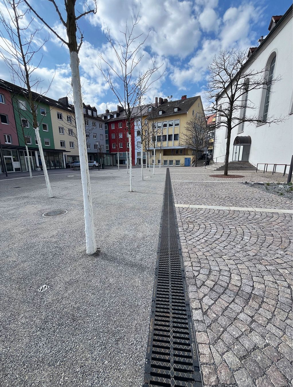 Bild 3 Mit Drainfix Clean Rinnen auf dem Adenauerplatz in Friedrichshafen werden Schadstoffe herausgefiltert (Fotos: Hauraton)