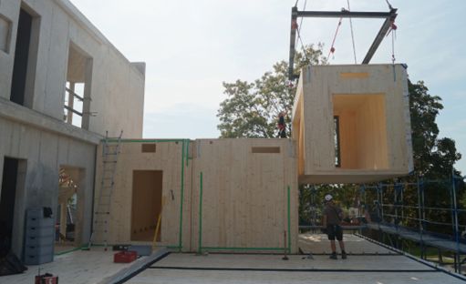 Bild 3 Montage der werkseitig vorgefertigten Raummodule (Quelle: Schüßler-Plan)