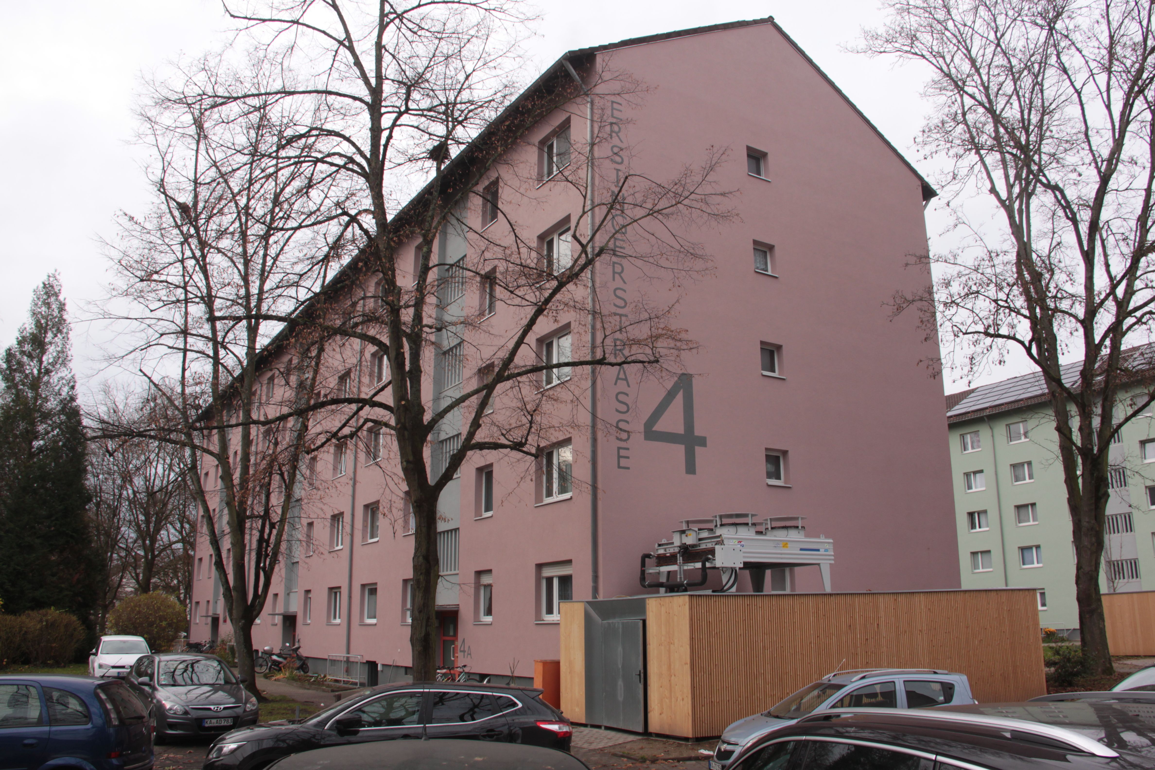 Bild 6a–c Mehrfamiliengebäude (Baujahr 1963) mit Mehrquellen- Wärmepumpensystem in Karlsruhe Durlach: Kombination einer Außenlufteinheit (a) und eines kleiner dimensionierten Erdsondenfelds (b) sowie Bohrschnecken und Doppel-U-Sonden bei der Installation (c)