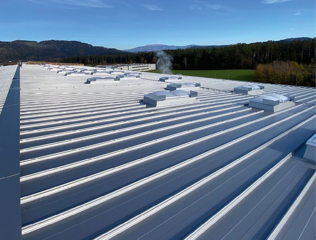Bild 1 Der Einsatz des DOMICO Element-Dachs in Kombination mit dem Domitec-Dach ermöglichte die Sanierung von 5300 m² Hallendachflächen bei laufender Produktion in nur zwei Monaten Quelle: Eder Blechbau