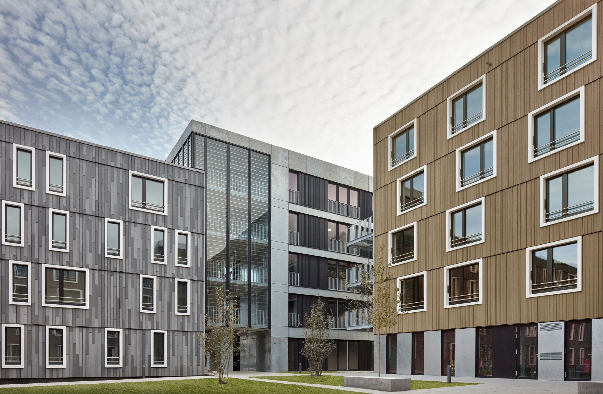 Bild 1 Serielles Bauen heute hat nichts mehr mit den Plattenbauten der 1960er- und 70er-Jahre zu tun; ACMS Architekten GmbH aus Wuppertal haben für das Studentenwohnheim in Bochum-Laerheide den BDA-Architekturpreis 2020 erhalten Quelle: Sigurd Steinprinz