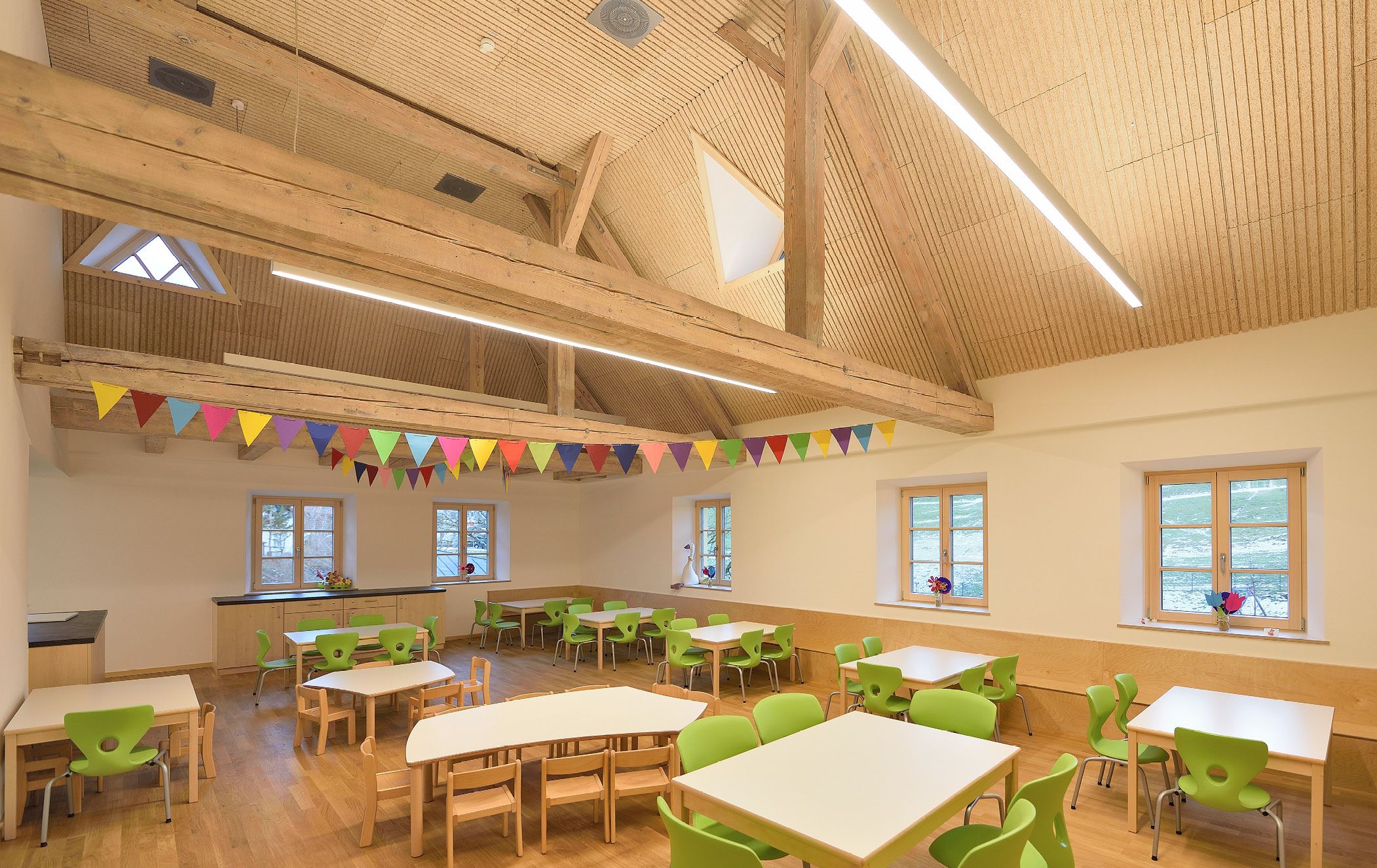 Bild 1 Ob Dachkonstruktion, Holzwolle-Akustikdecken, Fußböden oder Mobiliar – Holz ist allgegenwärtig in der Kindertagesstätte Stein und nimmt rd. 90 % der insgesamt verarbeiteten Materialien ein Quelle: Troldtekt by Olaf Wiechers