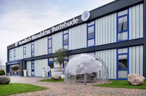 Bild 1 Die Strandkorbprofis, eine beliebte Strandkorb-Manufaktur in Buxtehude, zeigt im renovierten und erweiterten Showroom auf knapp 700 mFläche ihr Portfolio rund um Strandkörbe, Zubehör und elegante Gartenmöbel. (Quelle: Uzin)